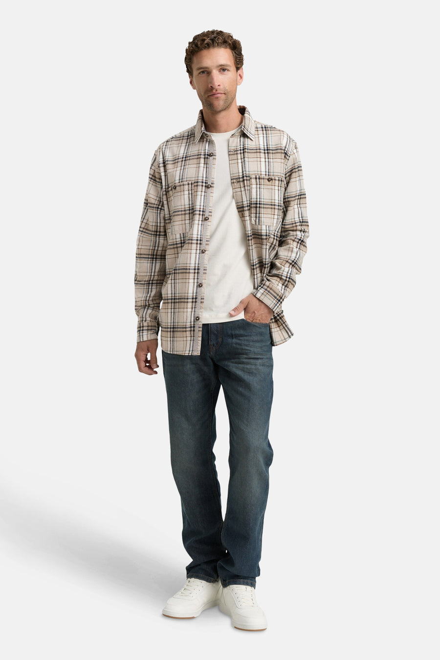 Beige lange mouwen overhemd van Tom Tailor, geruit, gedragen met een wit T-shirt en een blauwe jeans.