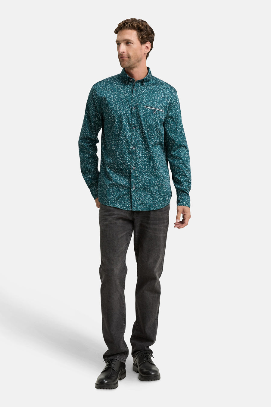 Chemise à manches longues verte de Tom Tailor avec un motif tacheté porté avec un jean noir et des chaussures.