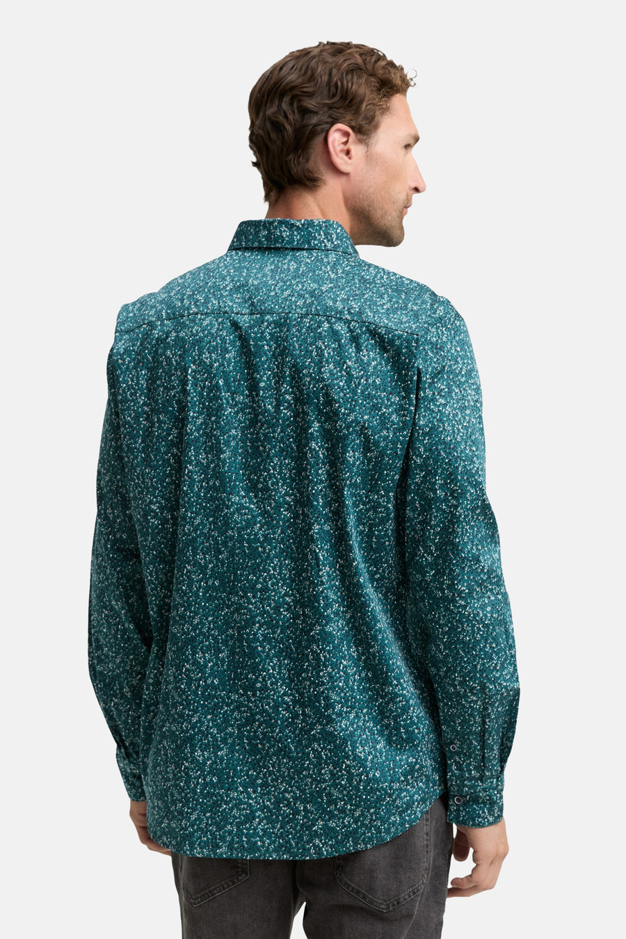 Chemise à manches longues verte de Tom Tailor, avec un motif tacheté blanc, vue de dos.