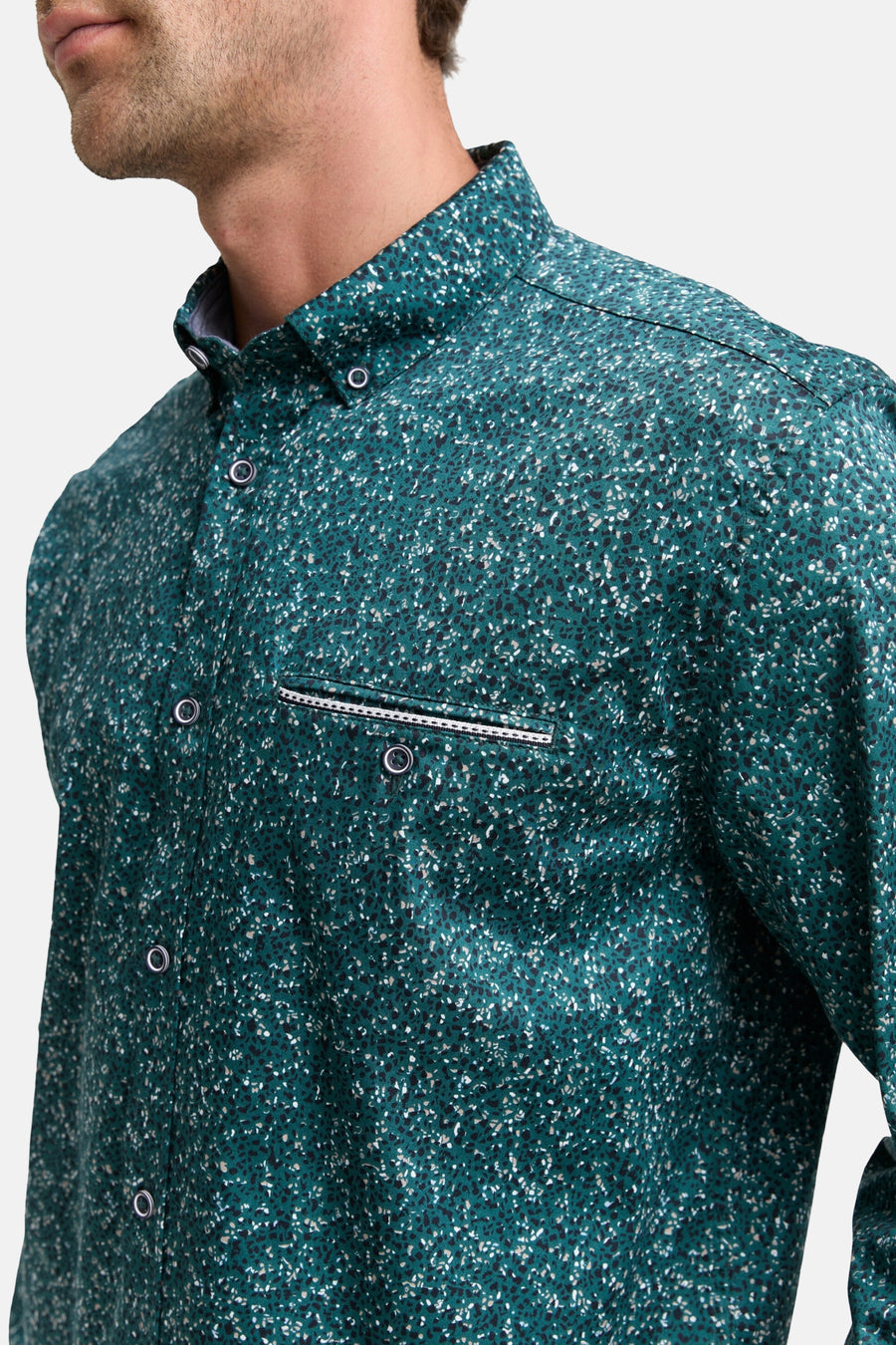 Chemise à manches longues verte de Tom Tailor, à motif tacheté, avec poche de poitrine boutonnée.