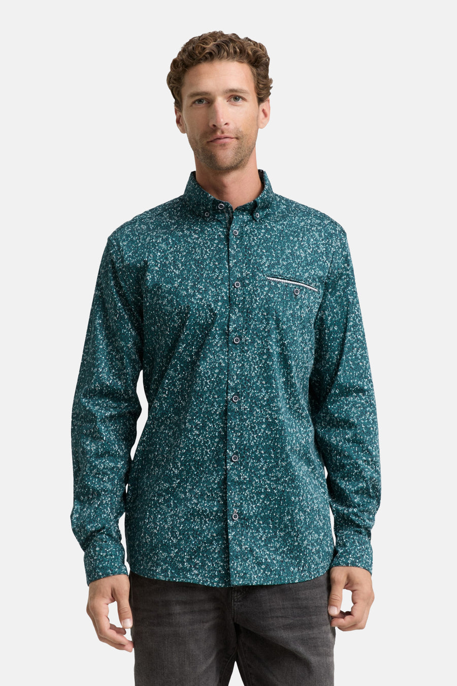 Chemise verte à manches longues par Tom Tailor, avec motif moucheté blanc et poche de poitrine.