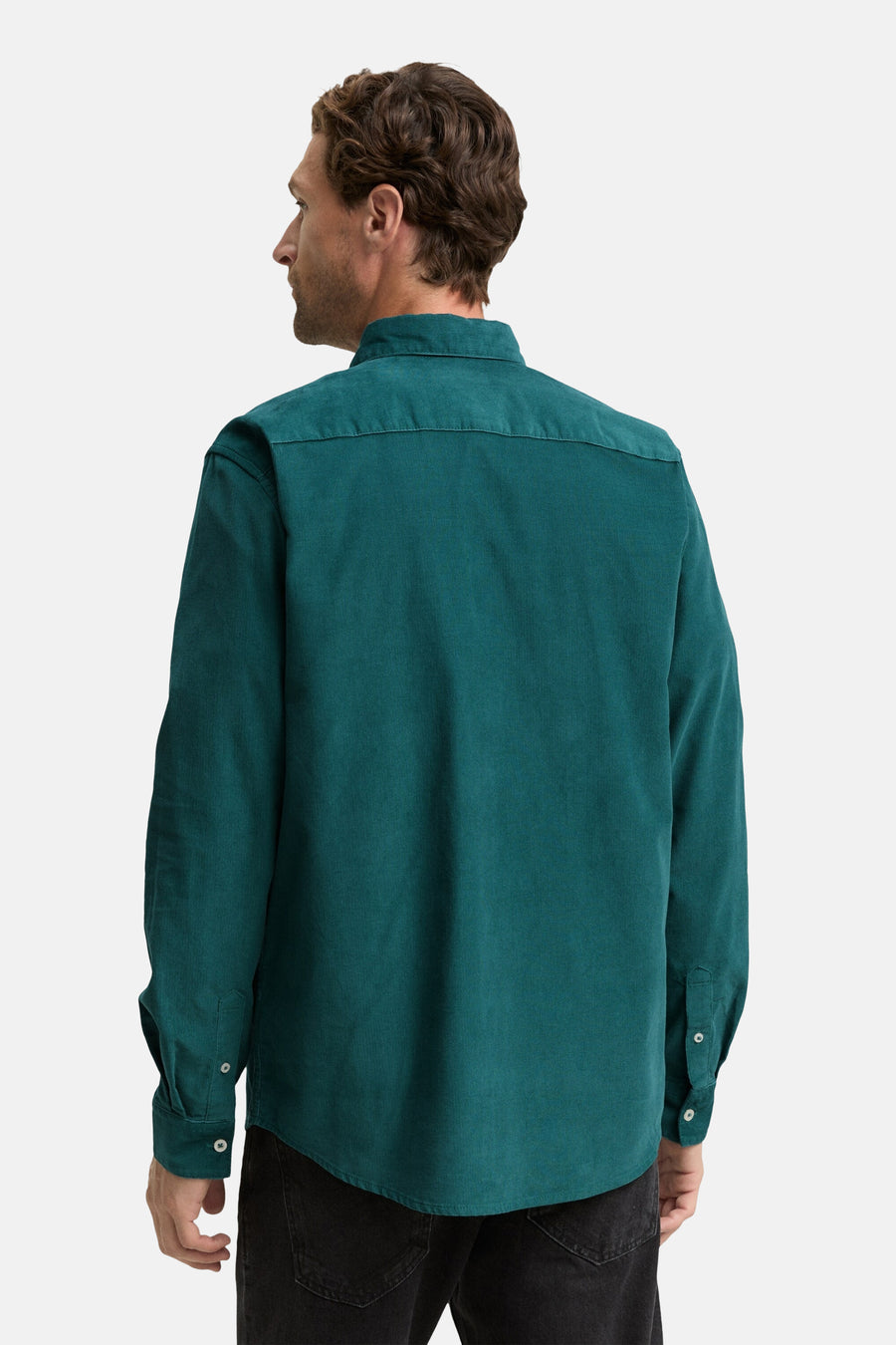 Groen overhemd met lange mouwen van Tom Tailor, achterkant, van corduroy met witte knopen.