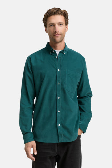 Groen overhemd met lange mouwen van Tom Tailor, van corduroy met witte knopen en borstzak.