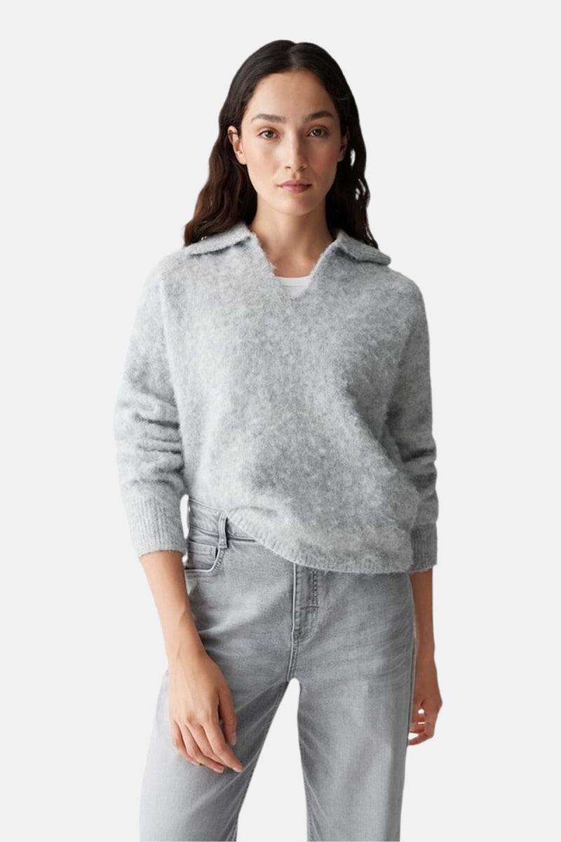 Pull gris en maille duveteuse de OPUS, porté avec un jean gris assorti.