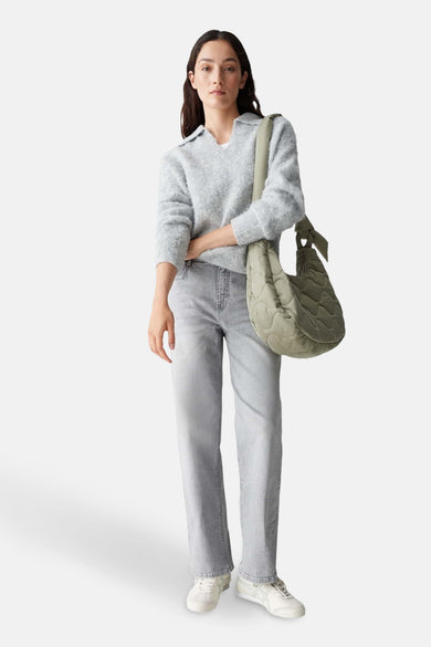 Pull gris par OPUS, avec un col et une texture douce, porté avec un jean et un sac.