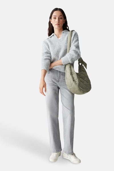 Pull gris par OPUS, avec un col et une texture douce, porté avec un jean et un sac.