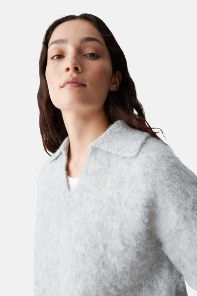 Pull gris en maille du OPUS, avec un col chemise et une texture douce et vaporeuse.