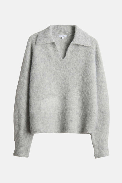 Pull gris par OPUS, en maille duveteuse avec col tailleur et encolure en V.