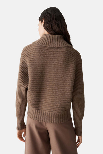 Pull brun par OPUS, avec col montant et texture côtelée, vu de dos.
