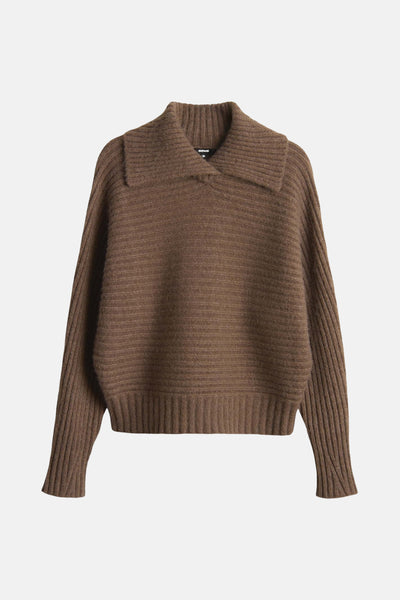 Pull marron par OPUS avec col chemise et texture côtelée.