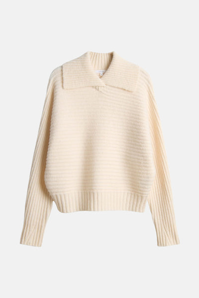 Pull beige en maille côtelée de OPUS, avec un col chemise et des manches longues amples.