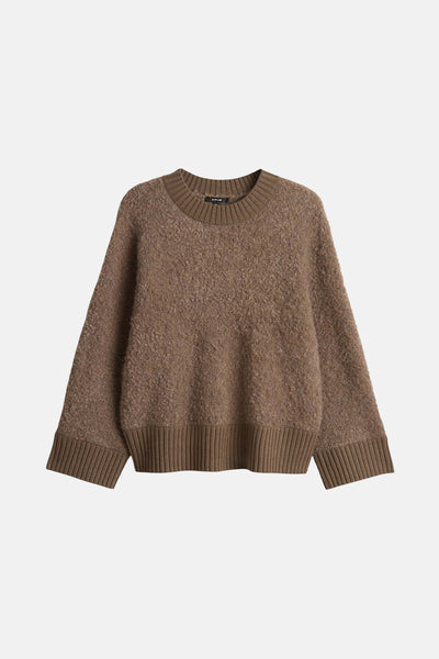 Pull à col rond marron by OPUS, en texture bouclée avec finitions côtelées aux poignets et à l'ourlet.