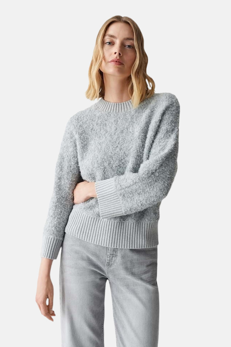 Grijze rondehals trui van OPUS, gedragen met een grijze jeans, achtergezicht.