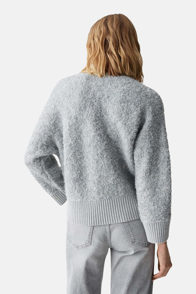 Pull à col rond gris par OPUS, porté avec un jean gris, vue de dos.