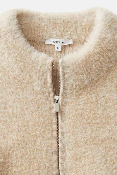 Gilet beige duveteux de OPUS avec une fermeture éclair argentée, texture douce et col rond.

