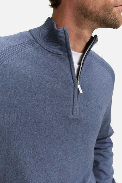 Ronde hals trui blauw van Tom Tailor met ritssluiting aan de voorkant en geribbelde details op de schouder.