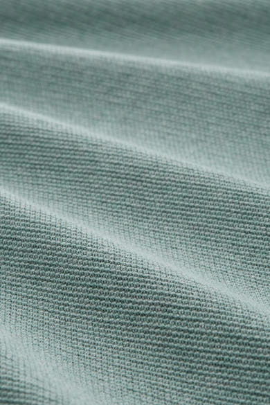 Groene trui met ronde hals van Tom Tailor, gebreide textuur met subtiele plooien.