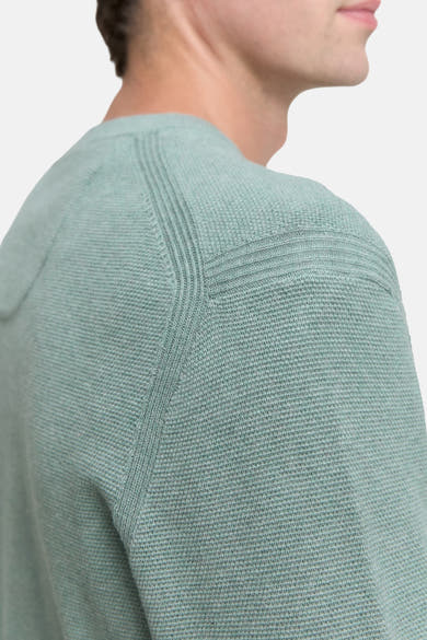 Groene trui met ronde hals van Tom Tailor, met gebreide textuur en geribbelde details op de schouders.