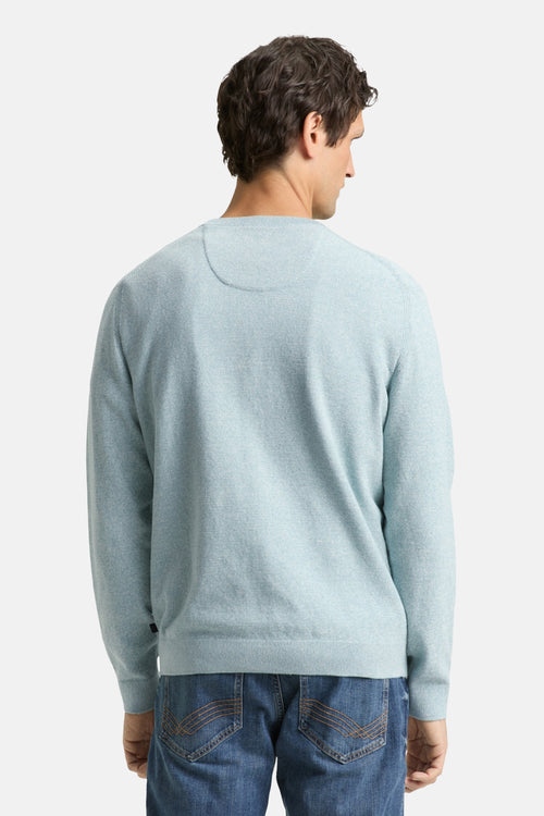 Pull à col rond bleu de Tom Tailor, avec texture fine, porté avec un jean classique, vue de dos.
