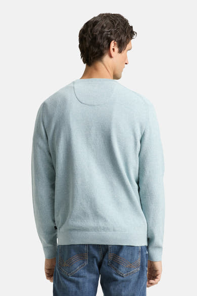 Pull à col rond bleu de Tom Tailor, avec texture fine, porté avec un jean classique, vue de dos.
