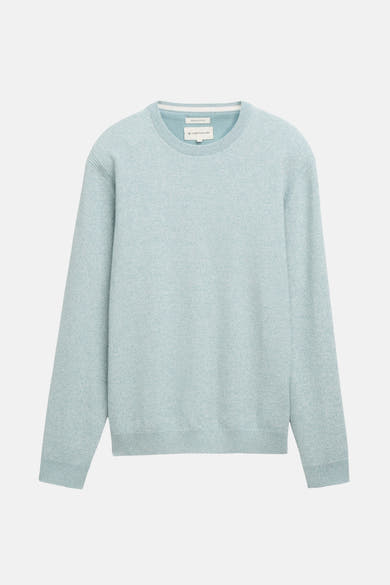 Ronde hals trui blauw van Tom Tailor, in fijne textuur gebreid, platliggend op een effen achtergrond.