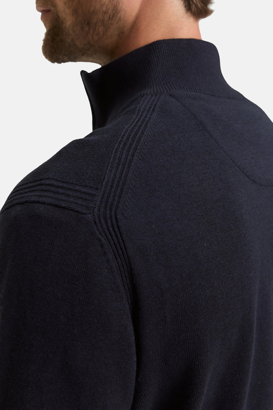 Gilet bleu par Tom Tailor avec détails de couture sur les épaules et col montant.