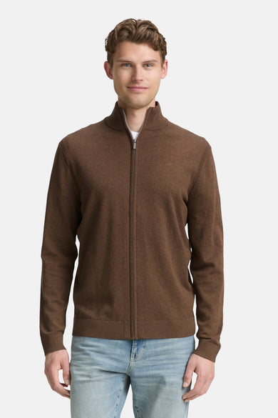 Bruin gilet van Tom Tailor, met ritssluiting en gedragen met een lichtblauwe jeans.