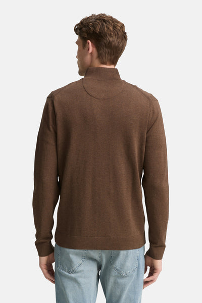 Bruin vest van Tom Tailor, achterkant, gedragen met een lichtblauwe jeans.