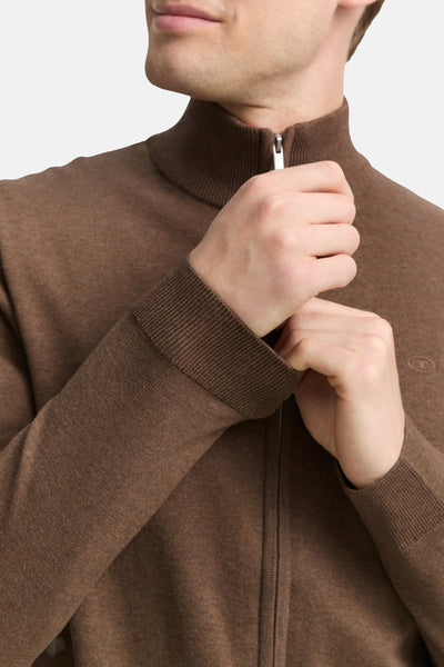 Gilet marron zippé de Tom Tailor, texture tricotée, porté par un homme, sur fond uni.
