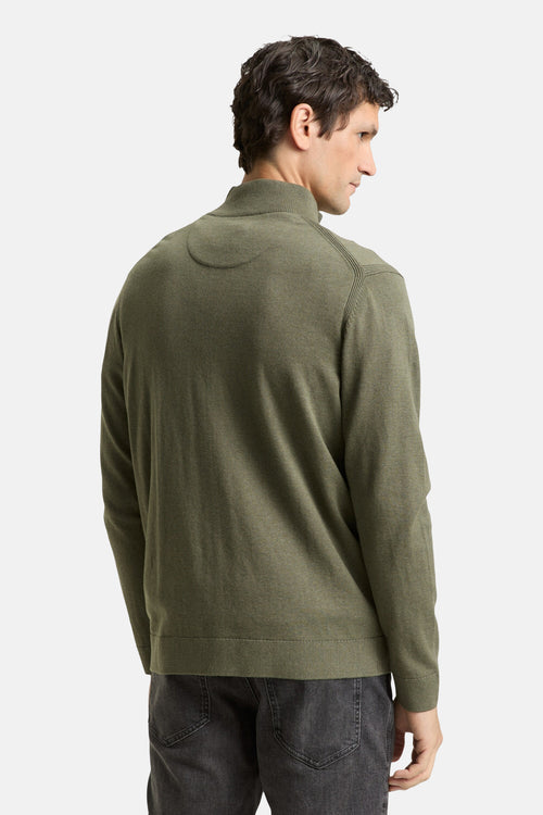 Gilet kaki par Tom Tailor, détail d'empiècement au dos et portés avec un jean gris.
