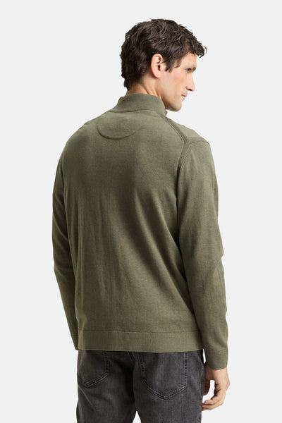 Gilet kaki par Tom Tailor, détail d'empiècement au dos et portés avec un jean gris.