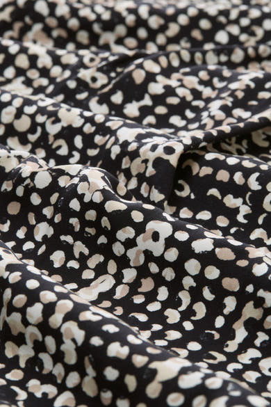 Chemisier 3/4 noir de Tom Tailor avec un motif à pois beige sur un tissu texturé.
