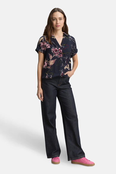 Multikleurig overhemd met korte mouwen van Tom Tailor, met bloemenprint en gedragen met een donkere jeans.