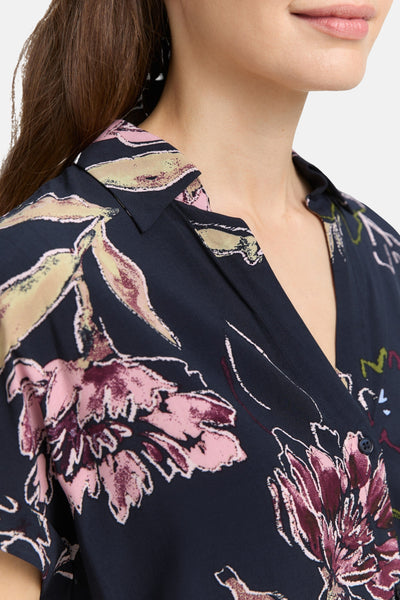Chemisier à manches courtes multicolore de Tom Tailor, avec motif floral rose et beige.
