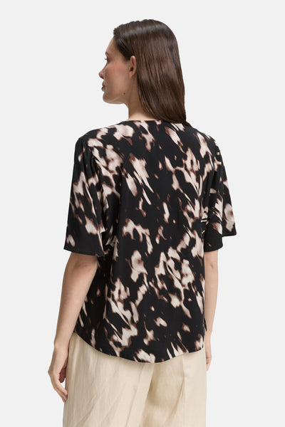 Zwarte blouse met korte mouwen van Tom Tailor, met een all-over bruin en beige tie-dye patroon.