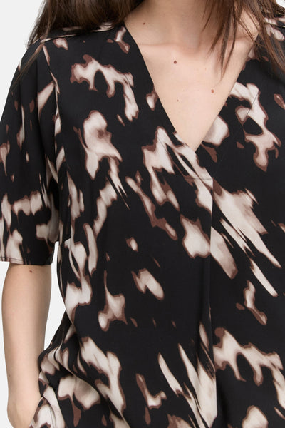 Blouse noire à manches courtes de Tom Tailor avec imprimé abstrait beige et marron.