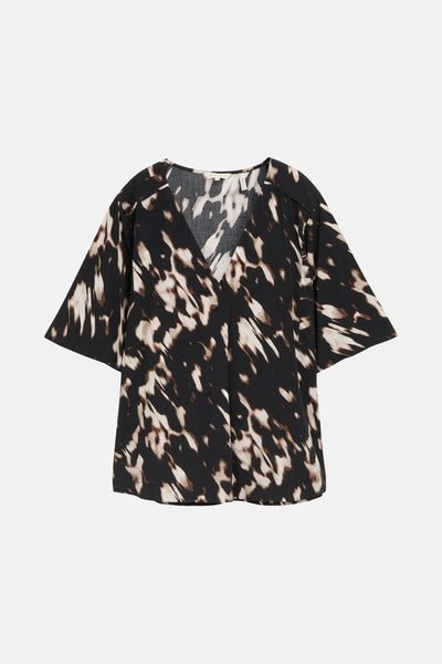 Blouse noire à manches courtes de Tom Tailor, avec un imprimé tacheté beige et marron.
