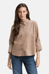 Beige blouse (lange mouwen) van Tom Tailor, gedragen met een blauwe jeans.