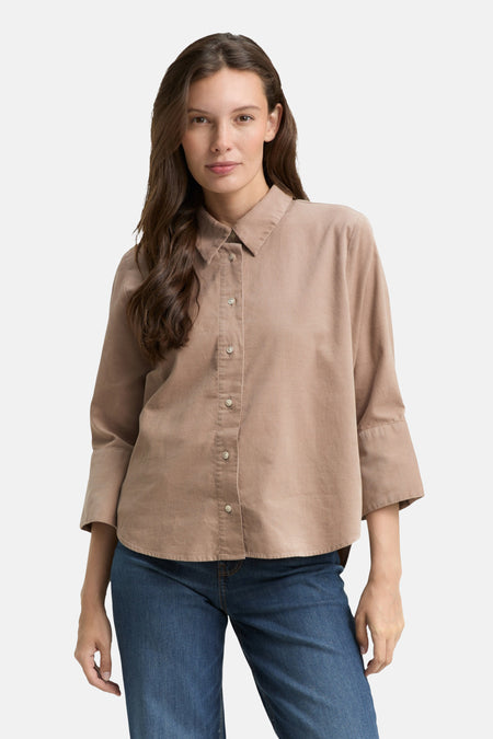 Beige blouse (lange mouwen) van Tom Tailor, gedragen met een blauwe jeans.