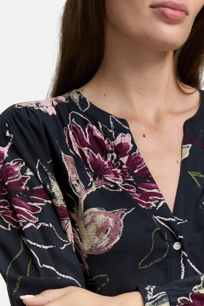 Blouse multicolore de Tom Tailor avec motif floral et encolure en V ouverte.