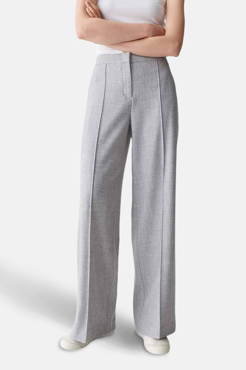 Pantalon de costume gris de OPUS, avec des jambes larges et une coupe taille haute.
