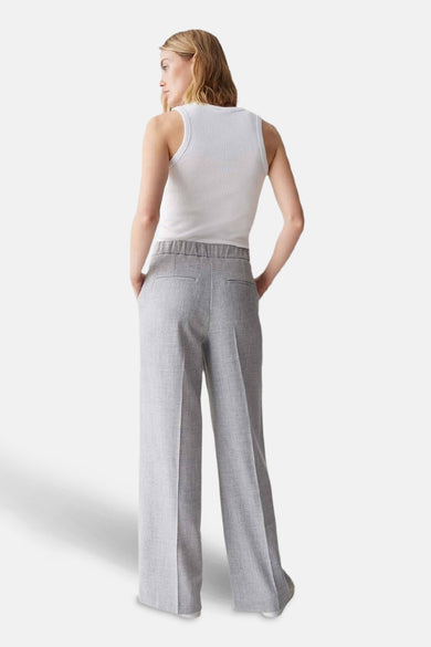 Pantalon de costume gris clair de OPUS, avec une taille élastiquée et des poches arrière passepoilées.
