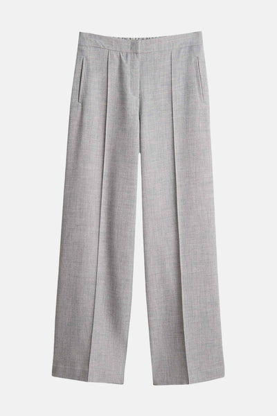 Pantalon de costume gris par OPUS, coupe ample avec plis et poches discrètes sur fond uni.