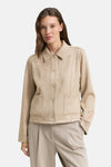 Korte beige suèdejas van Tom Tailor, van achteren gezien, gedragen met een bijpassende beige broek.