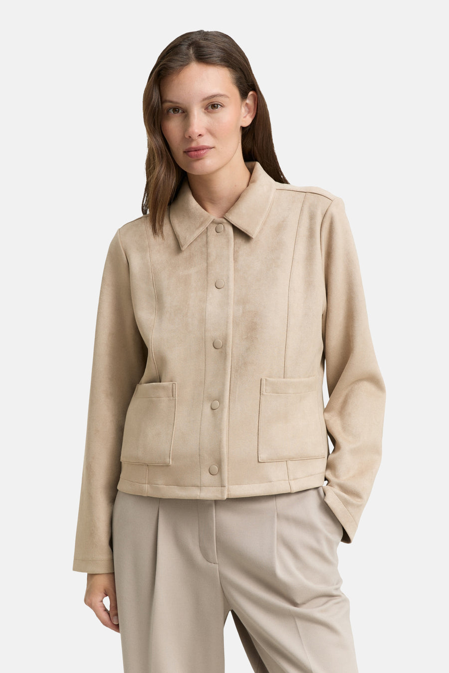 Korte beige suèdejas van Tom Tailor, van achteren gezien, gedragen met een bijpassende beige broek.