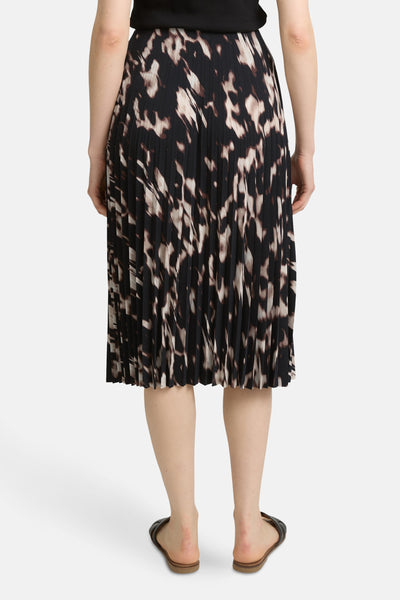 Lange veelkleurige rok van Tom Tailor, met abstract patroon en plooien, van achteren gezien.
