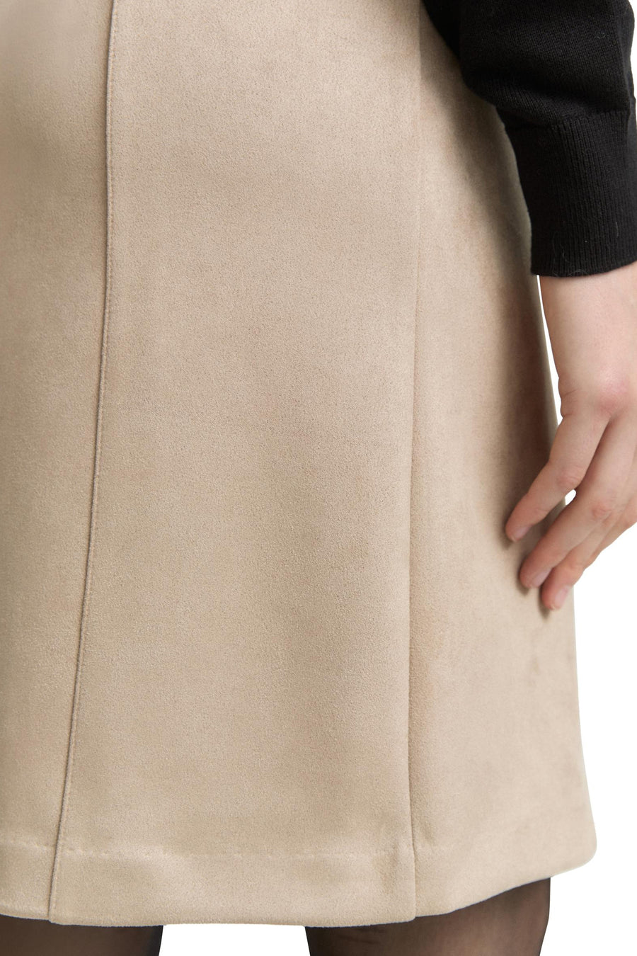 Korte beige rok van Tom Tailor, met een verticale naad en een suède-achtige textuur.