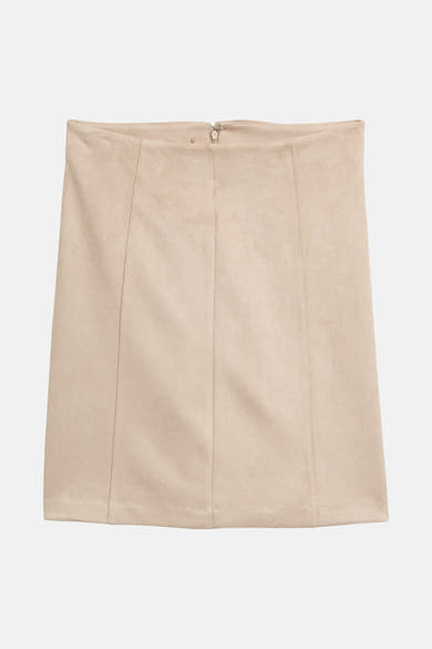 Korte beige rok van Tom Tailor, met een suède-achtige textuur en decoratieve verticale stiksels.