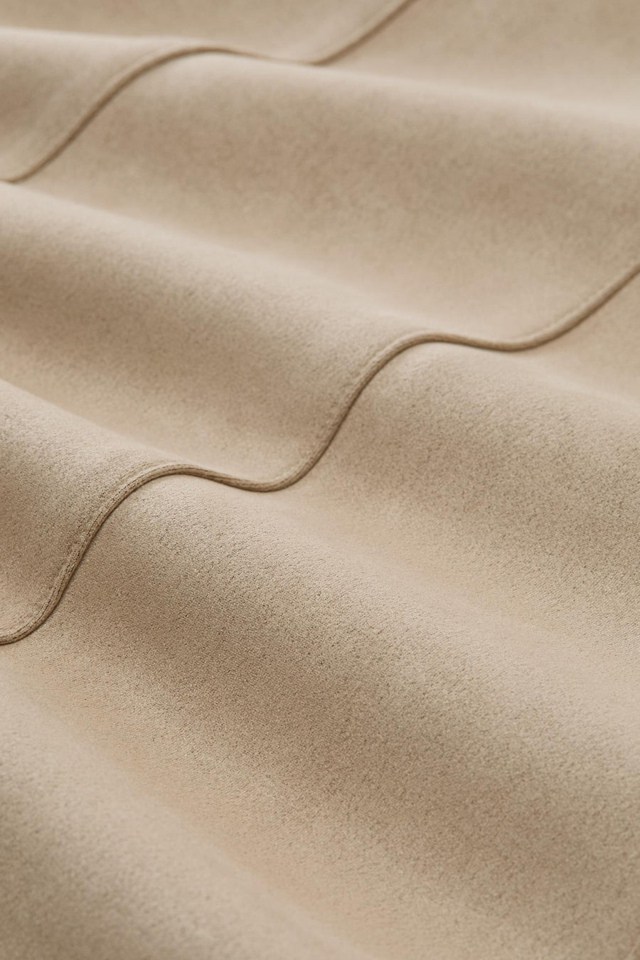 Korte beige rok van Tom Tailor, zachte en geplooide textuur, met decoratieve stiksels.