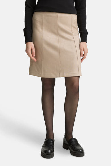 Korte beige rok van Tom Tailor, gedragen met een zwarte panty en instappers.